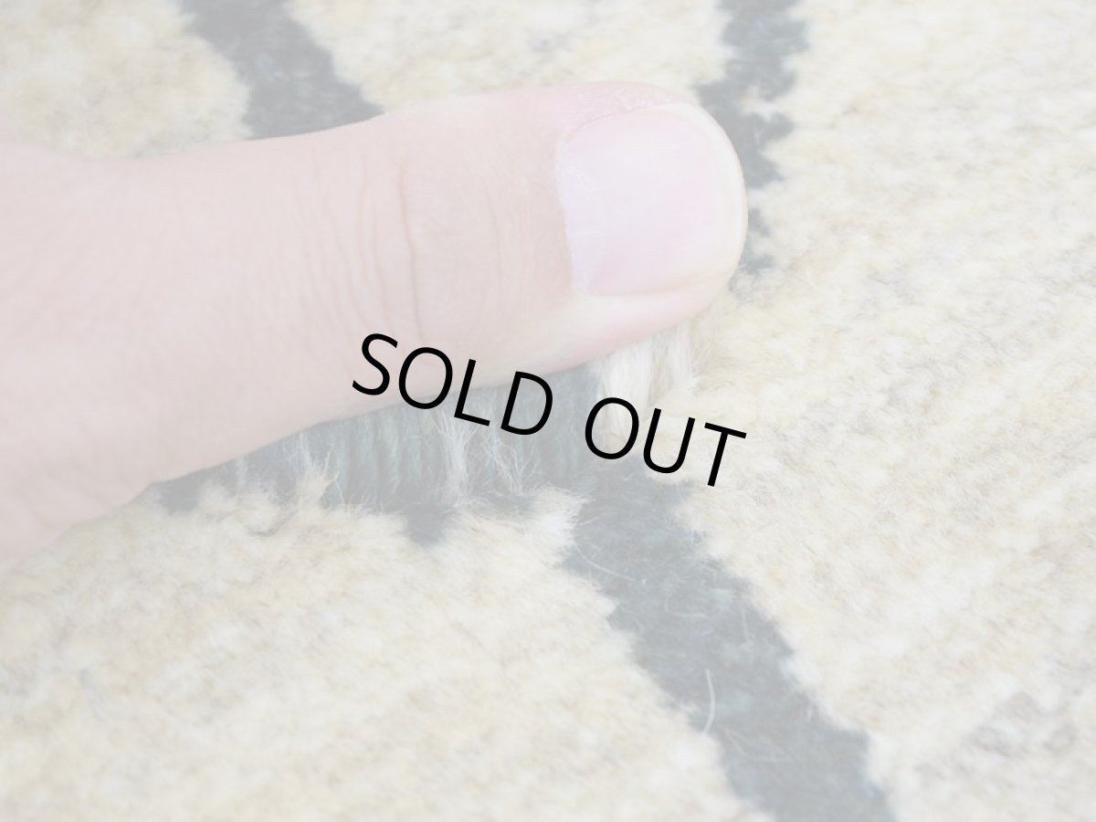 画像3: 新品 ペルシャ ギャッベ No.2577 - 43 × 43 cm 座布団 クッションサイズ ラグ チェアマット 肉厚 天然 ウール ギャベ 手織り ロルバフト ハンドメイド ラグ 絨毯 カーペット 生命の樹 柄 生成り クリーム ベージュ 白 ホワイト系 ライトグレー 原毛系 n-2577-043043s320a030 (3)