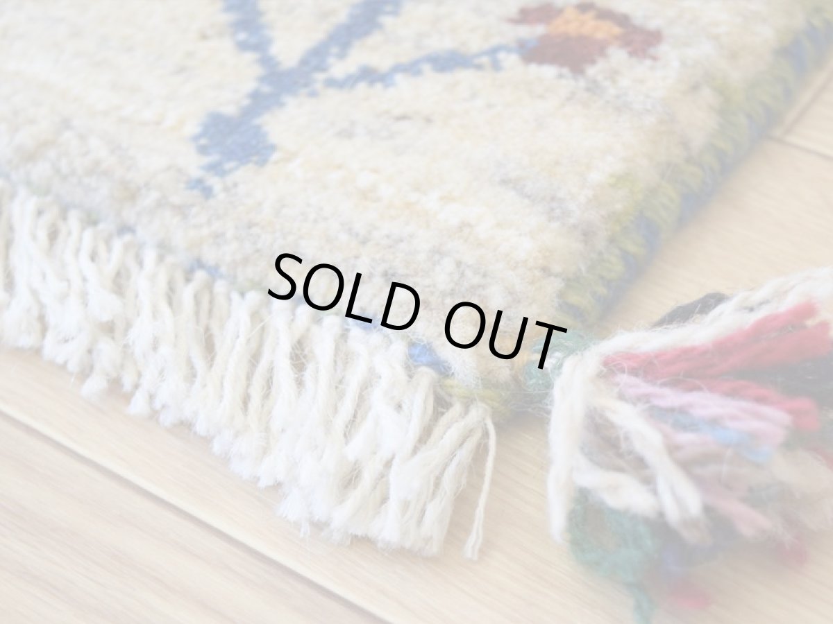 画像8: 新品 ペルシャ ギャッベ No.2577 - 43 × 43 cm 座布団 クッションサイズ ラグ チェアマット 肉厚 天然 ウール ギャベ 手織り ロルバフト ハンドメイド ラグ 絨毯 カーペット 生命の樹 柄 生成り クリーム ベージュ 白 ホワイト系 ライトグレー 原毛系 n-2577-043043s320a030 (8)