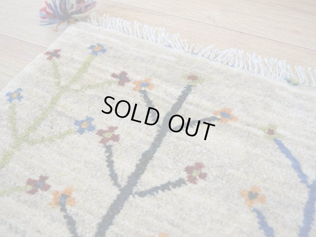 画像2: 新品 ペルシャ ギャッベ No.2577 - 43 × 43 cm 座布団 クッションサイズ ラグ チェアマット 肉厚 天然 ウール ギャベ 手織り ロルバフト ハンドメイド ラグ 絨毯 カーペット 生命の樹 柄 生成り クリーム ベージュ 白 ホワイト系 ライトグレー 原毛系 n-2577-043043s320a030 (2)