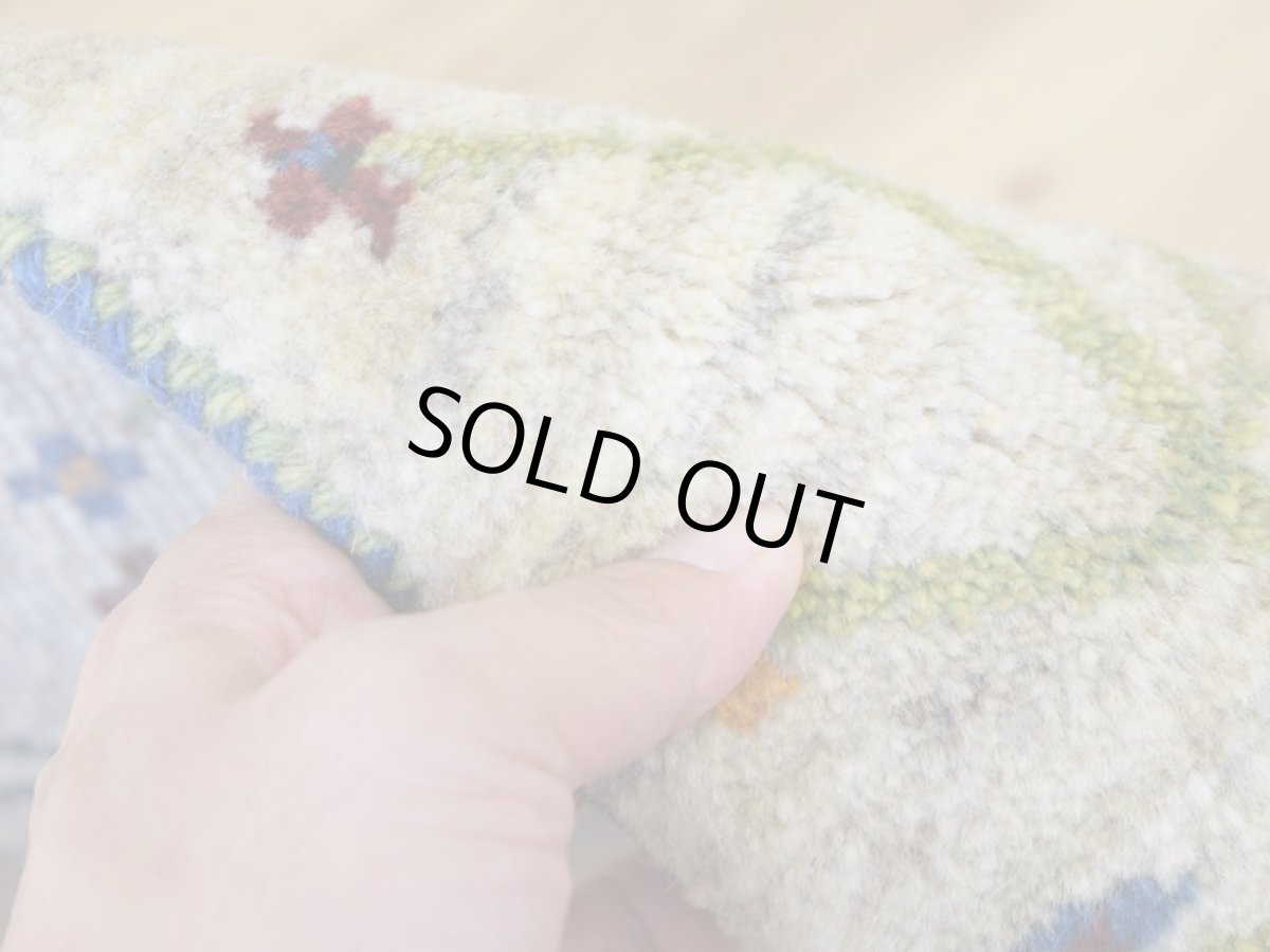 画像9: 新品 ペルシャ ギャッベ No.2577 - 43 × 43 cm 座布団 クッションサイズ ラグ チェアマット 肉厚 天然 ウール ギャベ 手織り ロルバフト ハンドメイド ラグ 絨毯 カーペット 生命の樹 柄 生成り クリーム ベージュ 白 ホワイト系 ライトグレー 原毛系 n-2577-043043s320a030 (9)