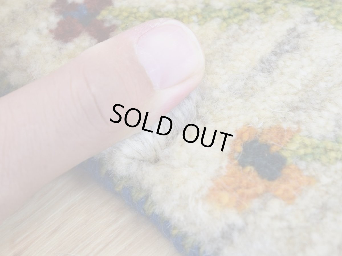 画像7: 新品 ペルシャ ギャッベ No.2577 - 43 × 43 cm 座布団 クッションサイズ ラグ チェアマット 肉厚 天然 ウール ギャベ 手織り ロルバフト ハンドメイド ラグ 絨毯 カーペット 生命の樹 柄 生成り クリーム ベージュ 白 ホワイト系 ライトグレー 原毛系 n-2577-043043s320a030 (7)