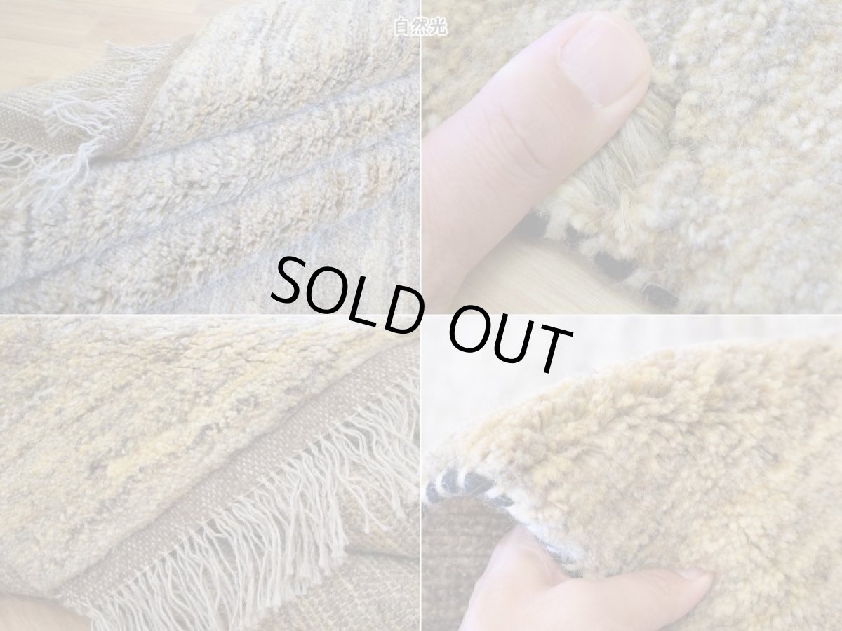 画像18: 新品 ペルシャ ギャッベ 245 × 210 cm No.P399 縦2.4m 横2m 5㎡ 〜3帖 リビング ダイニング 2-3人掛けソファ サイズ 肉厚 天然 ウール ギャベ 手織り ハンドメイド ラグ 絨毯 カーペット リビングダイニングルームやベッドサイドに 生成り ベージュ 茶 グレー 原毛系 n-p399-245210h044p (18)