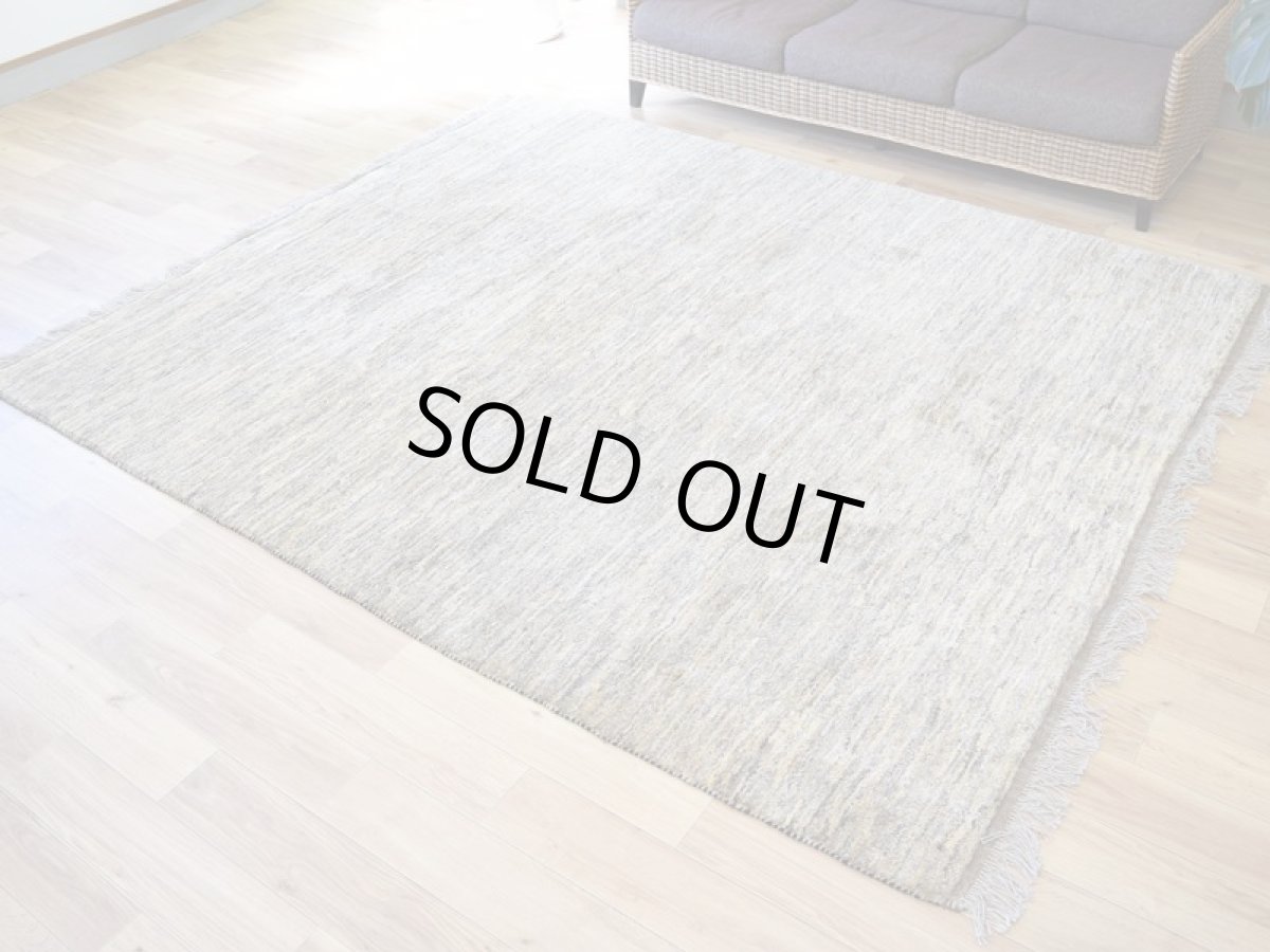 画像2: 新品 ペルシャ ギャッベ 245 × 210 cm No.P399 縦2.4m 横2m 5㎡ 〜3帖 リビング ダイニング 2-3人掛けソファ サイズ 肉厚 天然 ウール ギャベ 手織り ハンドメイド ラグ 絨毯 カーペット リビングダイニングルームやベッドサイドに 生成り ベージュ 茶 グレー 原毛系 n-p399-245210h044p (2)