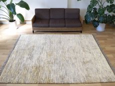 画像1: 新品 ペルシャ ギャッベ 245 × 210 cm No.P399 縦2.4m 横2m 5㎡ 〜3帖 リビング ダイニング 2-3人掛けソファ サイズ 肉厚 天然 ウール ギャベ 手織り ハンドメイド ラグ 絨毯 カーペット リビングダイニングルームやベッドサイドに 生成り ベージュ 茶 グレー 原毛系 n-p399-245210h044p (1)