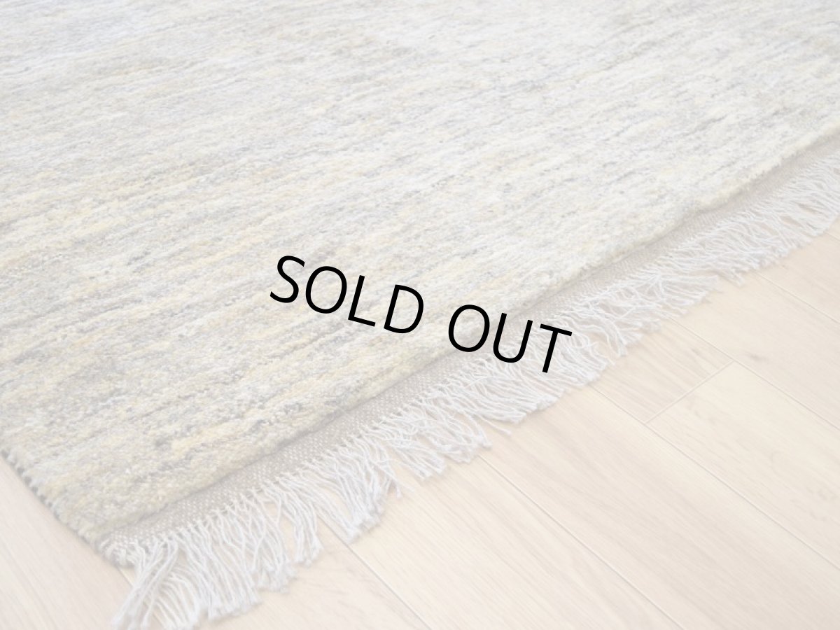 画像13: 新品 ペルシャ ギャッベ 245 × 210 cm No.P399 縦2.4m 横2m 5㎡ 〜3帖 リビング ダイニング 2-3人掛けソファ サイズ 肉厚 天然 ウール ギャベ 手織り ハンドメイド ラグ 絨毯 カーペット リビングダイニングルームやベッドサイドに 生成り ベージュ 茶 グレー 原毛系 n-p399-245210h044p (13)