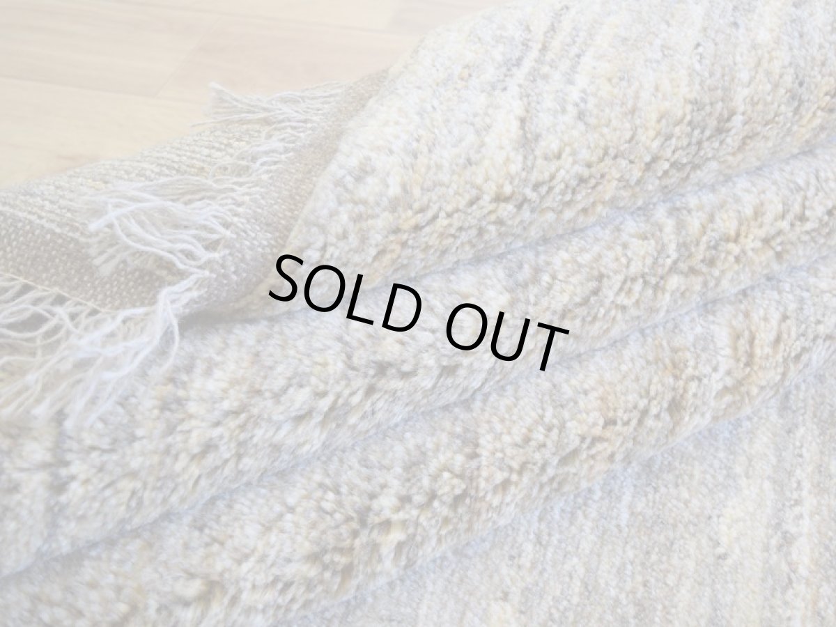 画像16: 新品 ペルシャ ギャッベ 245 × 210 cm No.P399 縦2.4m 横2m 5㎡ 〜3帖 リビング ダイニング 2-3人掛けソファ サイズ 肉厚 天然 ウール ギャベ 手織り ハンドメイド ラグ 絨毯 カーペット リビングダイニングルームやベッドサイドに 生成り ベージュ 茶 グレー 原毛系 n-p399-245210h044p (16)