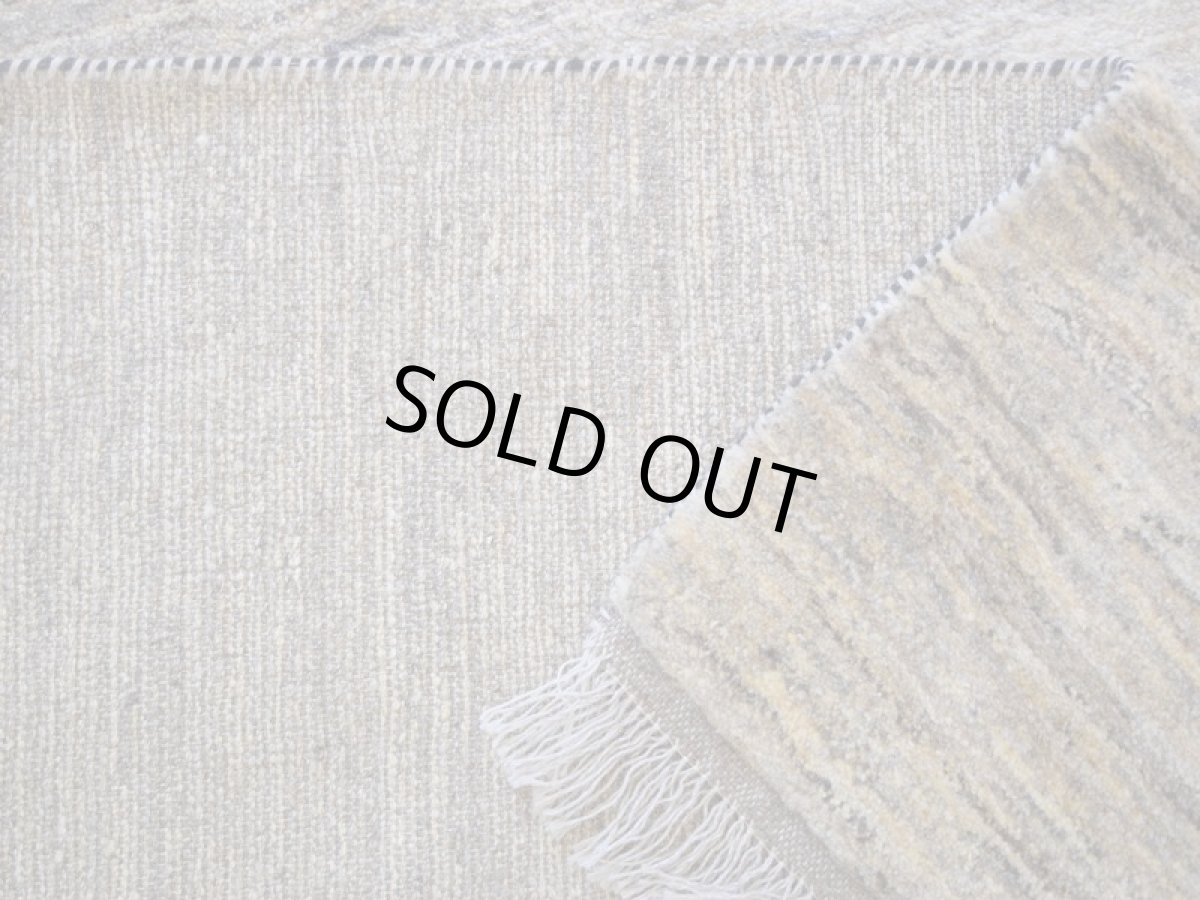 画像17: 新品 ペルシャ ギャッベ 245 × 210 cm No.P399 縦2.4m 横2m 5㎡ 〜3帖 リビング ダイニング 2-3人掛けソファ サイズ 肉厚 天然 ウール ギャベ 手織り ハンドメイド ラグ 絨毯 カーペット リビングダイニングルームやベッドサイドに 生成り ベージュ 茶 グレー 原毛系 n-p399-245210h044p (17)