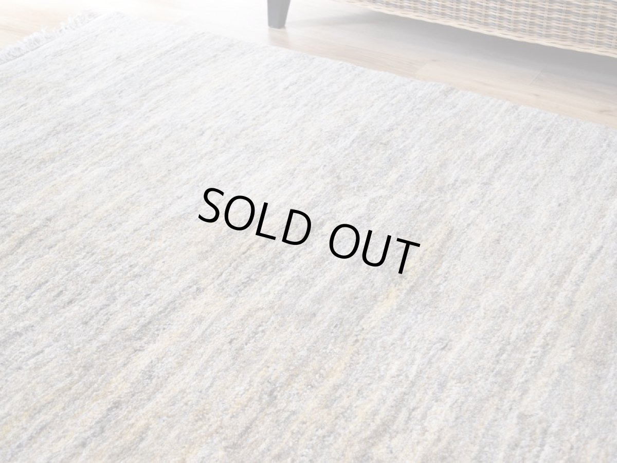 画像9: 新品 ペルシャ ギャッベ 245 × 210 cm No.P399 縦2.4m 横2m 5㎡ 〜3帖 リビング ダイニング 2-3人掛けソファ サイズ 肉厚 天然 ウール ギャベ 手織り ハンドメイド ラグ 絨毯 カーペット リビングダイニングルームやベッドサイドに 生成り ベージュ 茶 グレー 原毛系 n-p399-245210h044p (9)