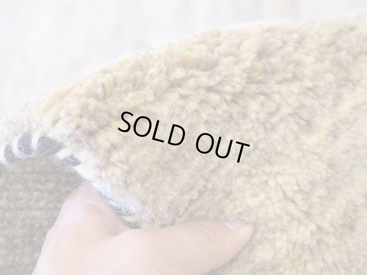 画像14: 新品 ペルシャ ギャッベ 245 × 210 cm No.P399 縦2.4m 横2m 5㎡ 〜3帖 リビング ダイニング 2-3人掛けソファ サイズ 肉厚 天然 ウール ギャベ 手織り ハンドメイド ラグ 絨毯 カーペット リビングダイニングルームやベッドサイドに 生成り ベージュ 茶 グレー 原毛系 n-p399-245210h044p (14)