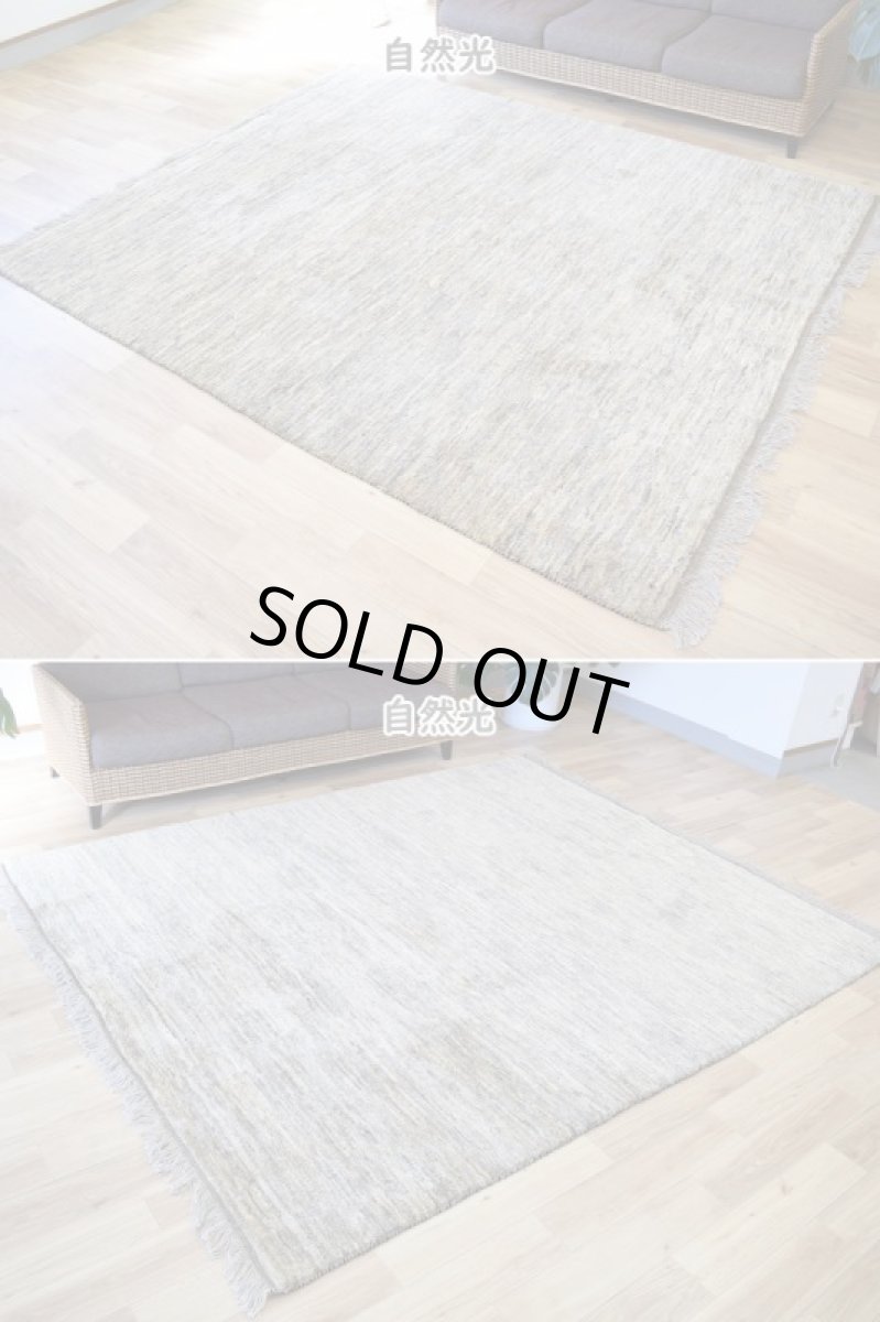 画像4: 新品 ペルシャ ギャッベ 245 × 210 cm No.P399 縦2.4m 横2m 5㎡ 〜3帖 リビング ダイニング 2-3人掛けソファ サイズ 肉厚 天然 ウール ギャベ 手織り ハンドメイド ラグ 絨毯 カーペット リビングダイニングルームやベッドサイドに 生成り ベージュ 茶 グレー 原毛系 n-p399-245210h044p (4)