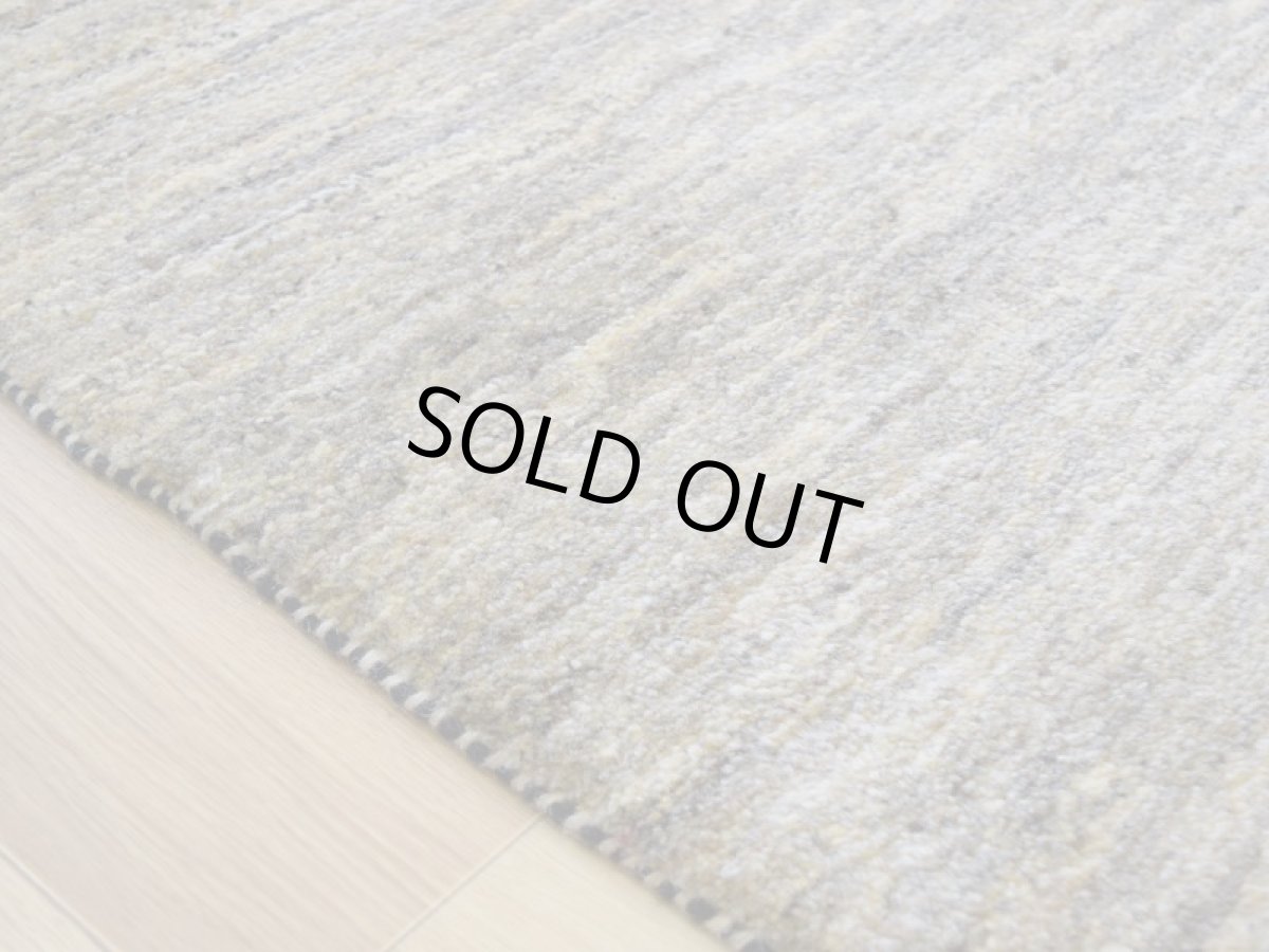 画像12: 新品 ペルシャ ギャッベ 245 × 210 cm No.P399 縦2.4m 横2m 5㎡ 〜3帖 リビング ダイニング 2-3人掛けソファ サイズ 肉厚 天然 ウール ギャベ 手織り ハンドメイド ラグ 絨毯 カーペット リビングダイニングルームやベッドサイドに 生成り ベージュ 茶 グレー 原毛系 n-p399-245210h044p (12)