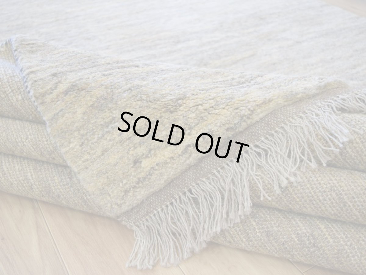 画像15: 新品 ペルシャ ギャッベ 245 × 210 cm No.P399 縦2.4m 横2m 5㎡ 〜3帖 リビング ダイニング 2-3人掛けソファ サイズ 肉厚 天然 ウール ギャベ 手織り ハンドメイド ラグ 絨毯 カーペット リビングダイニングルームやベッドサイドに 生成り ベージュ 茶 グレー 原毛系 n-p399-245210h044p (15)