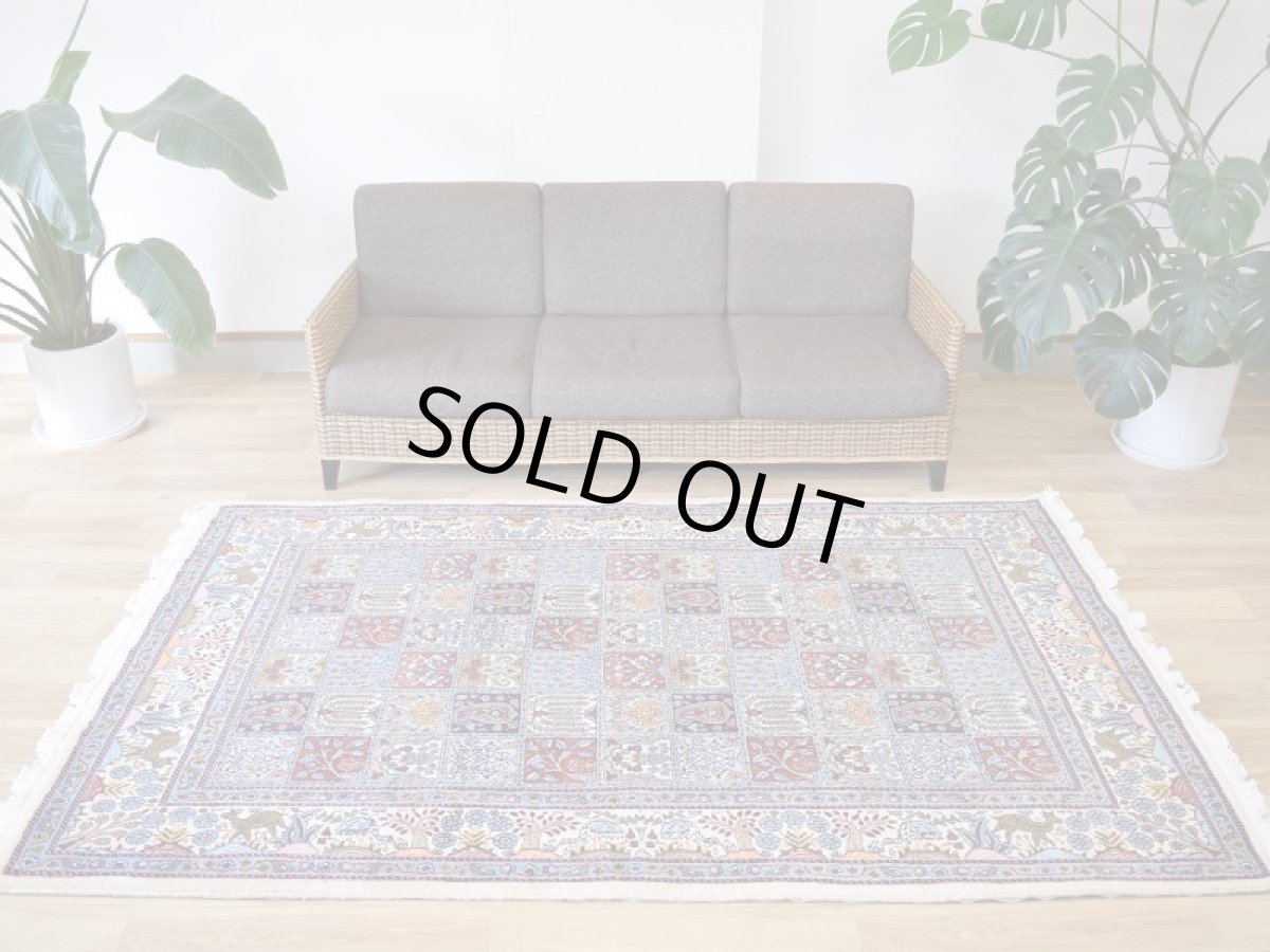画像1: 美品 ペルシャ 絨毯 ムード 産  No.R359 230 x 150 cm 縦2.5m 横1.5m 3.5㎡ 3〜4帖程度 リビング ダイニング 2-3人掛けソファ サイズ ウール シルク 手織り ラグ 敷物 カーペット パネルデザイン ヘシティ柄 白 ホワイト 生成り アイボリー ベージュ a-r359-230150h052a033 (1)