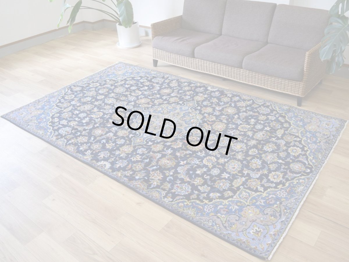 画像2: 良品 ペルシャ 絨毯 カシャーン 産 265 x 162 cm No.148S 縦2.7m 横1.6m 4.3㎡ 4.5-5帖程度 リビング ダイニング 2-3人掛けソファ サイズ ウール 手織り ラグ 敷物 カーペット メダリオン 紺 青 ネイビー ブルー ビンテージ b-148s-265162s081432 (2)