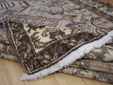 画像13: 良品 ペルシャ 部族絨毯 フェルドス No.AB322 - 290 x 206 cm 縦3m 横2m 6㎡ 6帖 リビング ダイニング 3人掛けソファ サイズ ウール 手織り ハンドメイド トライバル ラグ マット カーペット ネイビー 幾何学模様 民族柄 ベージュ 生成り 白 ホワイト系 ライトブラウン グレー系 ビンテージ ヴィンテージ b-ad322-290206h384 (13)