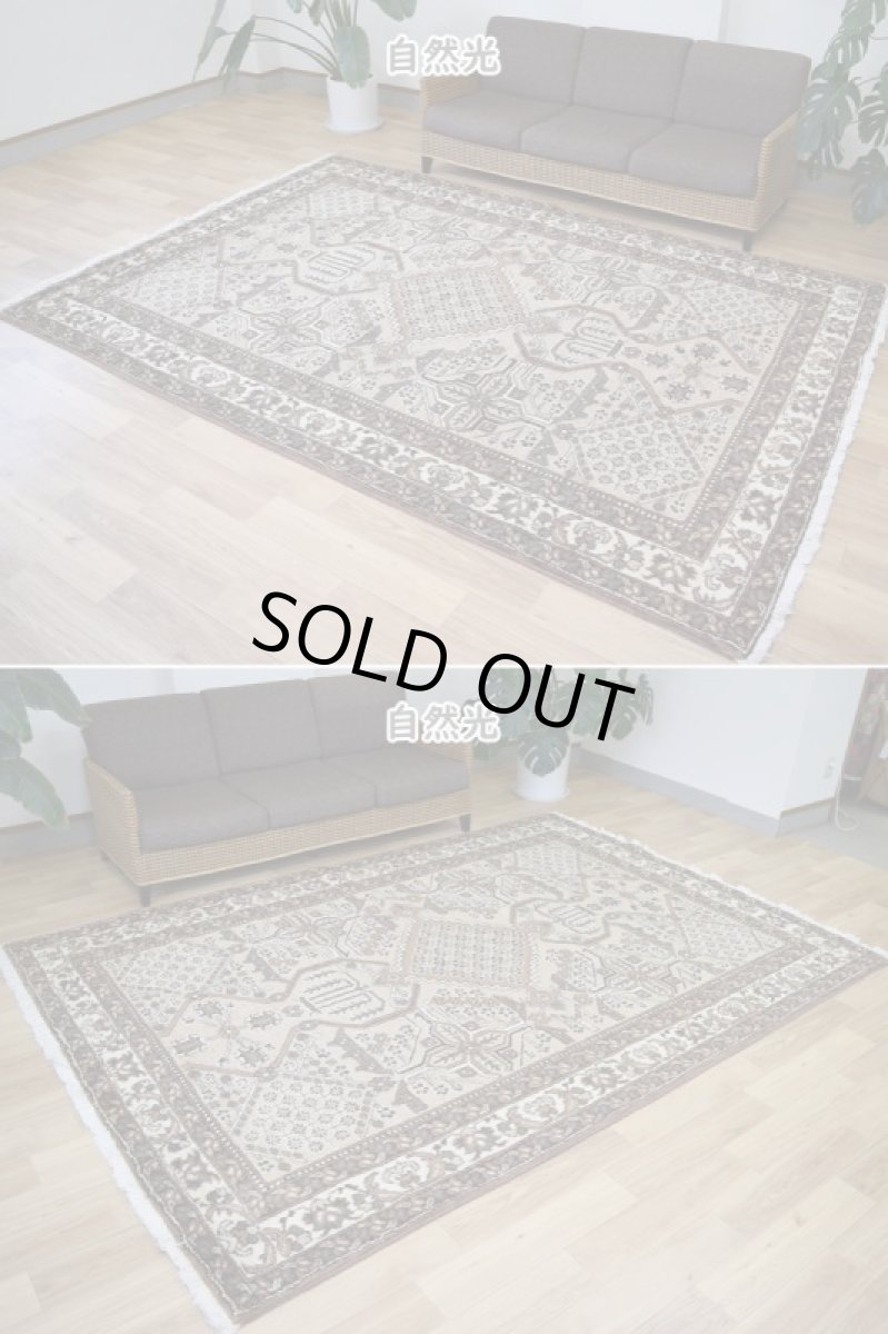 画像4: 良品 ペルシャ 部族絨毯 フェルドス No.AB322 - 290 x 206 cm 縦3m 横2m 6㎡ 6帖 リビング ダイニング 3人掛けソファ サイズ ウール 手織り ハンドメイド トライバル ラグ マット カーペット ネイビー 幾何学模様 民族柄 ベージュ 生成り 白 ホワイト系 ライトブラウン グレー系 ビンテージ ヴィンテージ b-ad322-290206h384 (4)