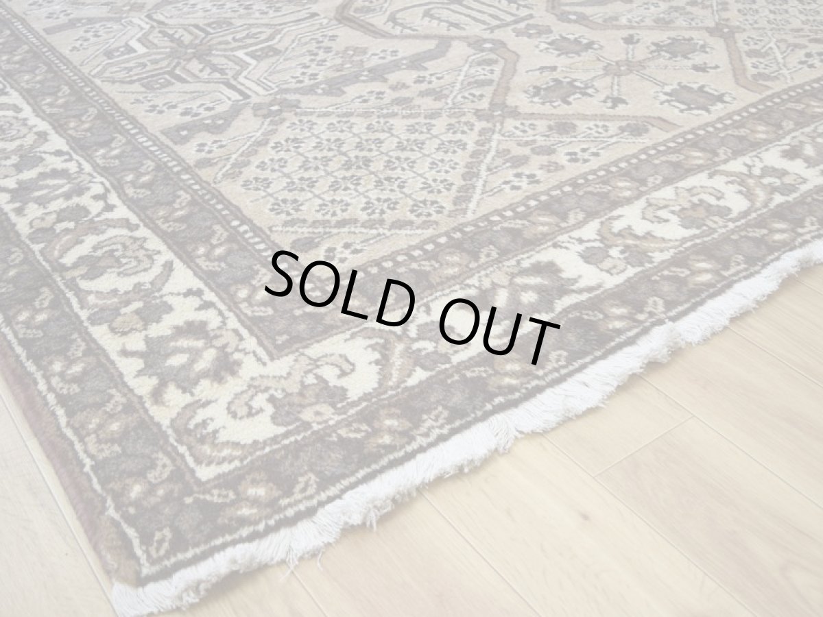 画像10: 良品 ペルシャ 部族絨毯 フェルドス No.AB322 - 290 x 206 cm 縦3m 横2m 6㎡ 6帖 リビング ダイニング 3人掛けソファ サイズ ウール 手織り ハンドメイド トライバル ラグ マット カーペット ネイビー 幾何学模様 民族柄 ベージュ 生成り 白 ホワイト系 ライトブラウン グレー系 ビンテージ ヴィンテージ b-ad322-290206h384 (10)