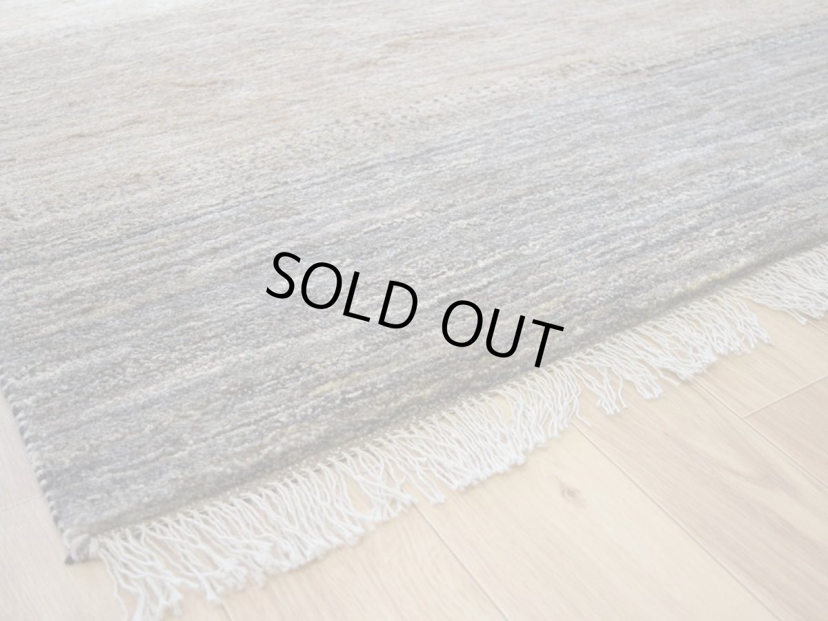 画像11: 新品 ペルシャ ギャッベ No.P404 - 201 × 157 cm 縦2m 横1.5m 3㎡ 〜3.5帖 リビング ダイニング 2-3人掛けソファ サイズ 肉厚 天然 ウール ギャベ 手織り ハンドメイド ラグ 絨毯 カーペット リビングダイニングルームやベッドサイドに 生成り ベージュ 茶 グレー 原毛系 グラデーション n-p404-201157h773p (11)