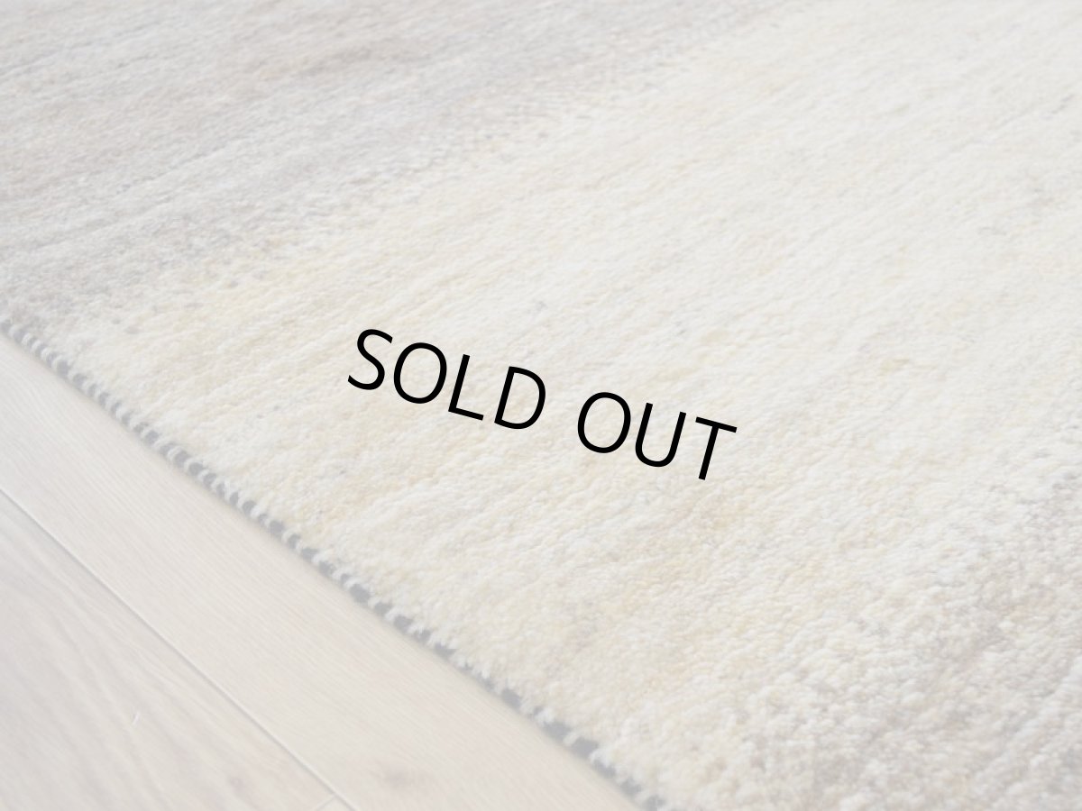 画像10: 新品 ペルシャ ギャッベ No.P404 - 201 × 157 cm 縦2m 横1.5m 3㎡ 〜3.5帖 リビング ダイニング 2-3人掛けソファ サイズ 肉厚 天然 ウール ギャベ 手織り ハンドメイド ラグ 絨毯 カーペット リビングダイニングルームやベッドサイドに 生成り ベージュ 茶 グレー 原毛系 グラデーション n-p404-201157h773p (10)