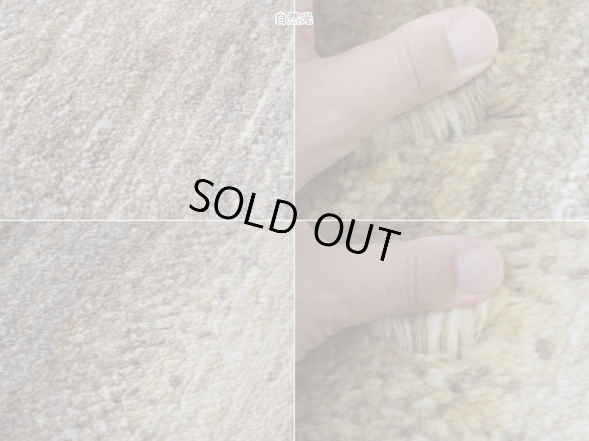画像19: 新品 ペルシャ ギャッベ No.P404 - 201 × 157 cm 縦2m 横1.5m 3㎡ 〜3.5帖 リビング ダイニング 2-3人掛けソファ サイズ 肉厚 天然 ウール ギャベ 手織り ハンドメイド ラグ 絨毯 カーペット リビングダイニングルームやベッドサイドに 生成り ベージュ 茶 グレー 原毛系 グラデーション n-p404-201157h773p (19)