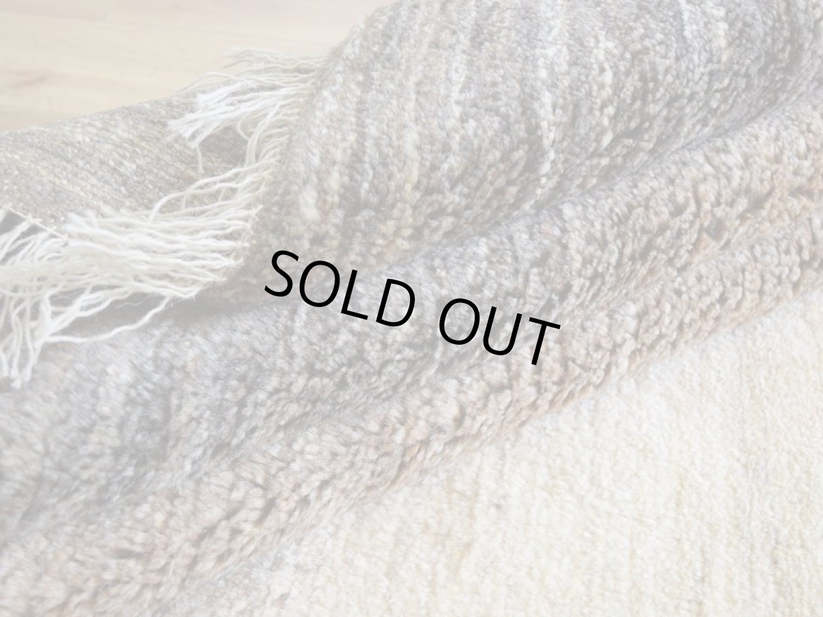 画像16: 新品 ペルシャ ギャッベ No.P404 - 201 × 157 cm 縦2m 横1.5m 3㎡ 〜3.5帖 リビング ダイニング 2-3人掛けソファ サイズ 肉厚 天然 ウール ギャベ 手織り ハンドメイド ラグ 絨毯 カーペット リビングダイニングルームやベッドサイドに 生成り ベージュ 茶 グレー 原毛系 グラデーション n-p404-201157h773p (16)