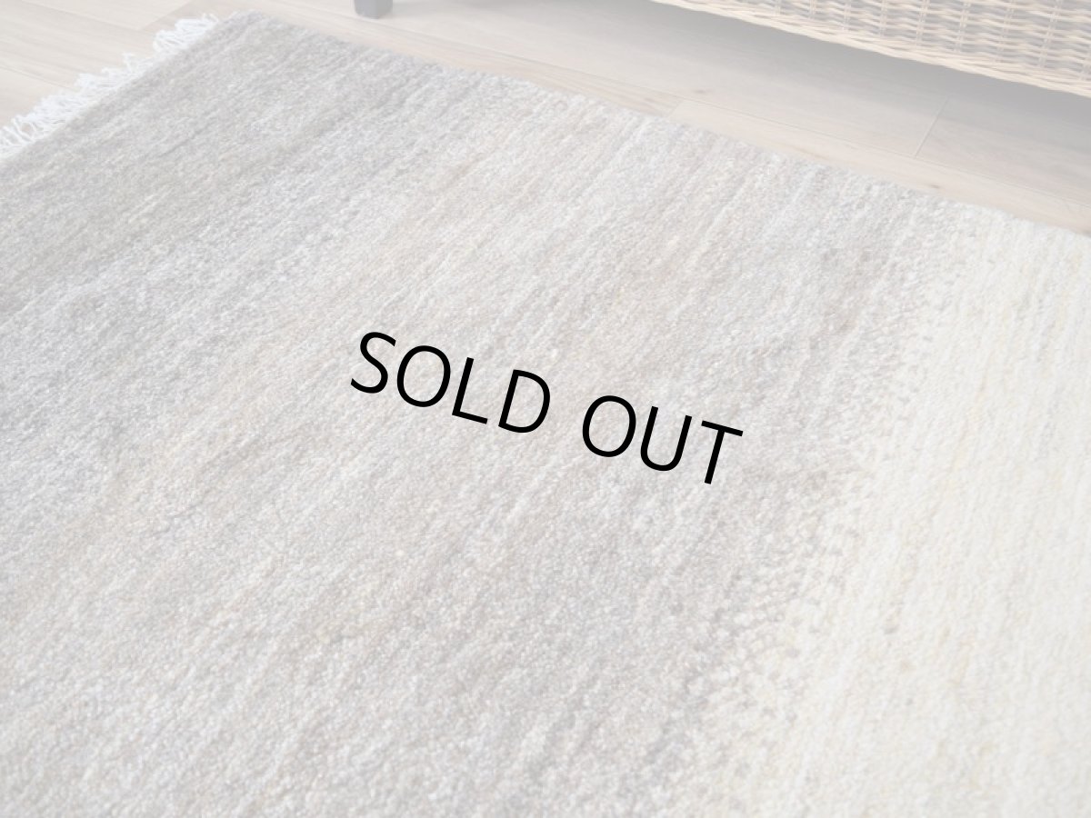 画像9: 新品 ペルシャ ギャッベ No.P404 - 201 × 157 cm 縦2m 横1.5m 3㎡ 〜3.5帖 リビング ダイニング 2-3人掛けソファ サイズ 肉厚 天然 ウール ギャベ 手織り ハンドメイド ラグ 絨毯 カーペット リビングダイニングルームやベッドサイドに 生成り ベージュ 茶 グレー 原毛系 グラデーション n-p404-201157h773p (9)