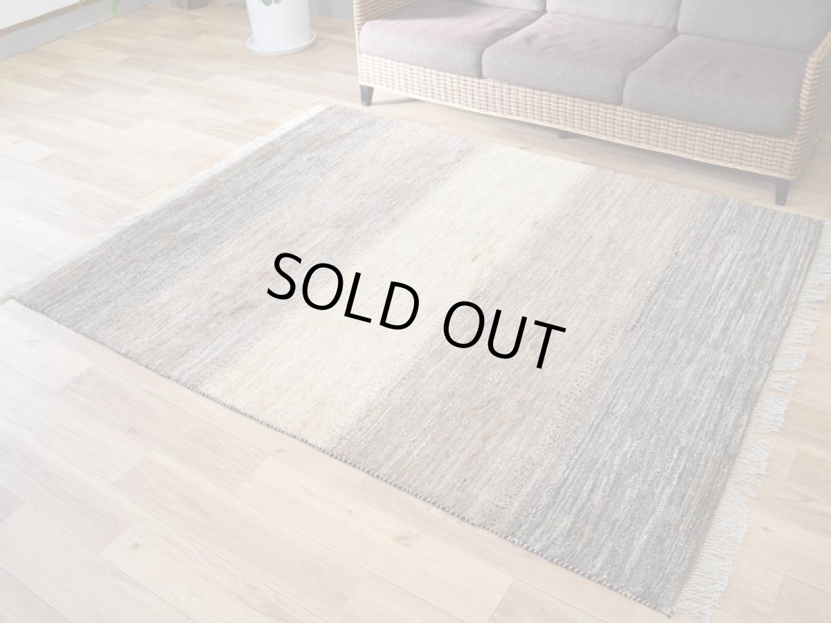 画像2: 新品 ペルシャ ギャッベ No.P404 - 201 × 157 cm 縦2m 横1.5m 3㎡ 〜3.5帖 リビング ダイニング 2-3人掛けソファ サイズ 肉厚 天然 ウール ギャベ 手織り ハンドメイド ラグ 絨毯 カーペット リビングダイニングルームやベッドサイドに 生成り ベージュ 茶 グレー 原毛系 グラデーション n-p404-201157h773p (2)