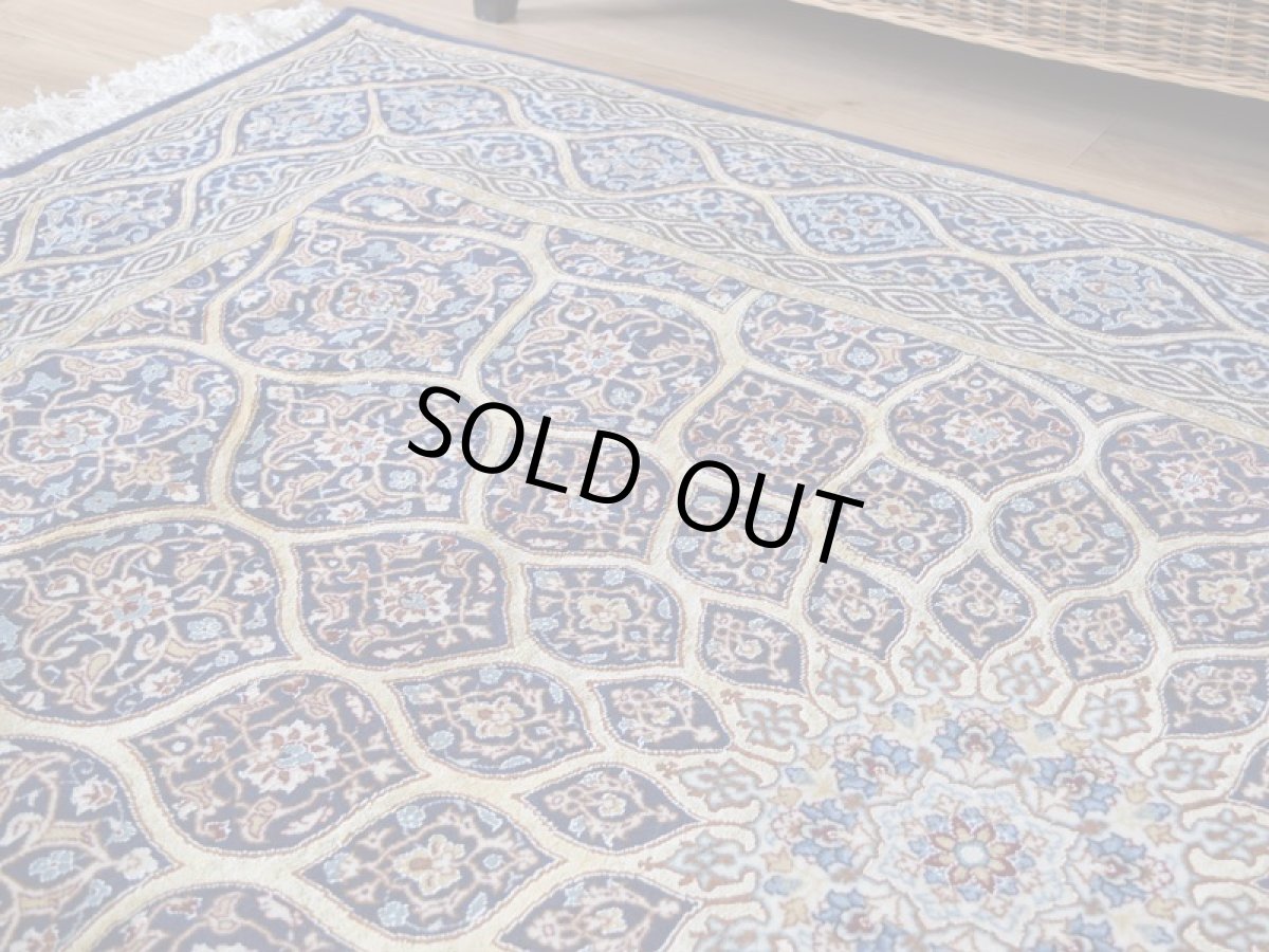 画像10: 新品 ペルシャ 絨毯 イスファハン 産 ダーバリ 工房  No.587S - 196 x 128 cm 縦2m 横1.3m 2.6㎡ 〜3帖程度 リビング ダイニング 2-3人掛けソファ サイズ 天然 コルクウール シルク 手織り ラグ 敷物 カーペット ゴンバッド ゴンバット メダリオン ネイビー 紺 ゴールド 金 n-587s-196128h07020762 (10)