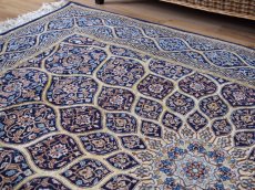 画像10: 新品 ペルシャ 絨毯 イスファハン 産 ダーバリ 工房  No.587S - 196 x 128 cm 縦2m 横1.3m 2.6㎡ 〜3帖程度 リビング ダイニング 2-3人掛けソファ サイズ 天然 コルクウール シルク 手織り ラグ 敷物 カーペット ゴンバッド ゴンバット メダリオン ネイビー 紺 ゴールド 金 n-587s-196128h07020762 (10)