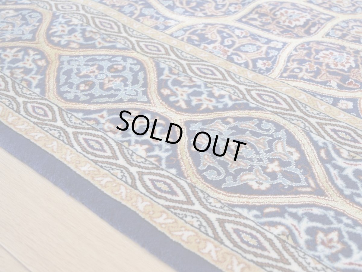 画像11: 新品 ペルシャ 絨毯 イスファハン 産 ダーバリ 工房  No.587S - 196 x 128 cm 縦2m 横1.3m 2.6㎡ 〜3帖程度 リビング ダイニング 2-3人掛けソファ サイズ 天然 コルクウール シルク 手織り ラグ 敷物 カーペット ゴンバッド ゴンバット メダリオン ネイビー 紺 ゴールド 金 n-587s-196128h07020762 (11)