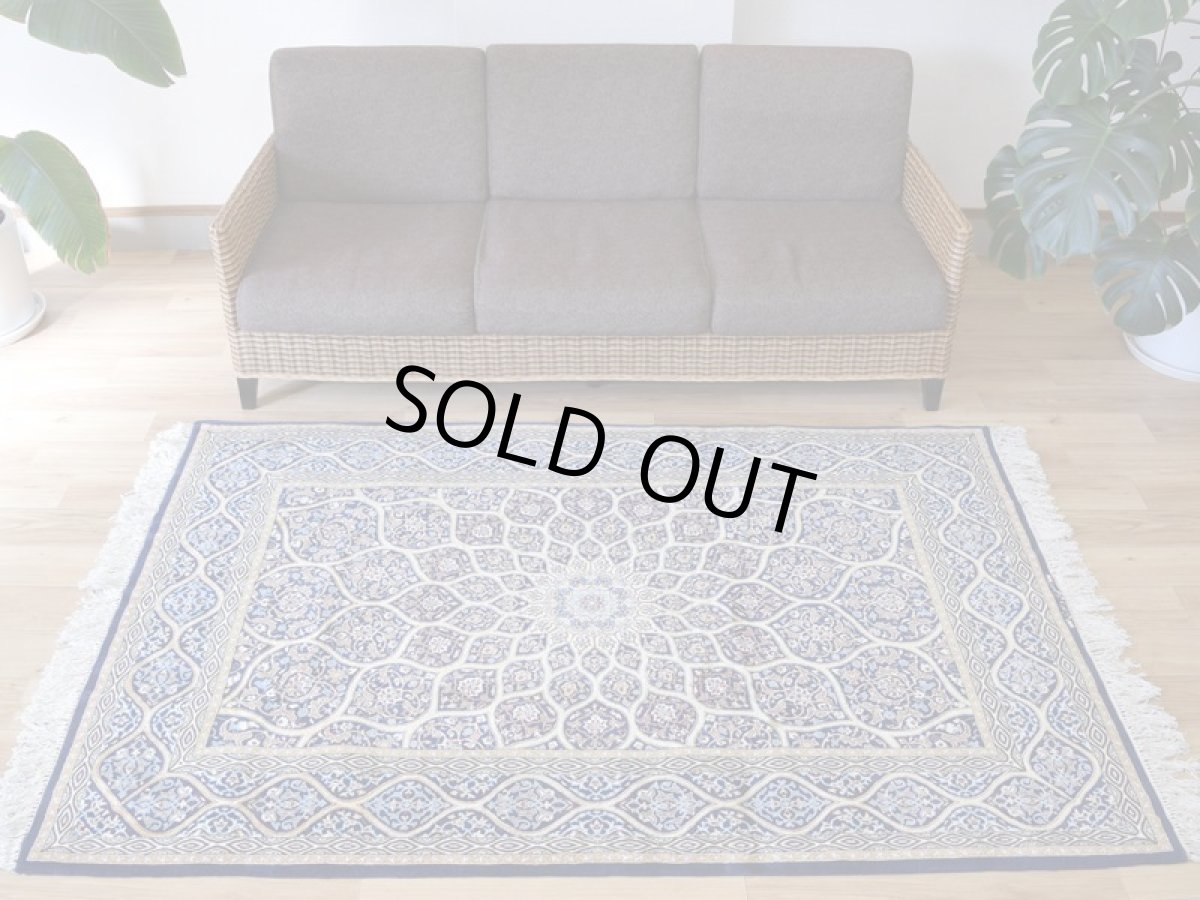 画像2: 新品 ペルシャ 絨毯 イスファハン 産 ダーバリ 工房  No.587S - 196 x 128 cm 縦2m 横1.3m 2.6㎡ 〜3帖程度 リビング ダイニング 2-3人掛けソファ サイズ 天然 コルクウール シルク 手織り ラグ 敷物 カーペット ゴンバッド ゴンバット メダリオン ネイビー 紺 ゴールド 金 n-587s-196128h07020762 (2)