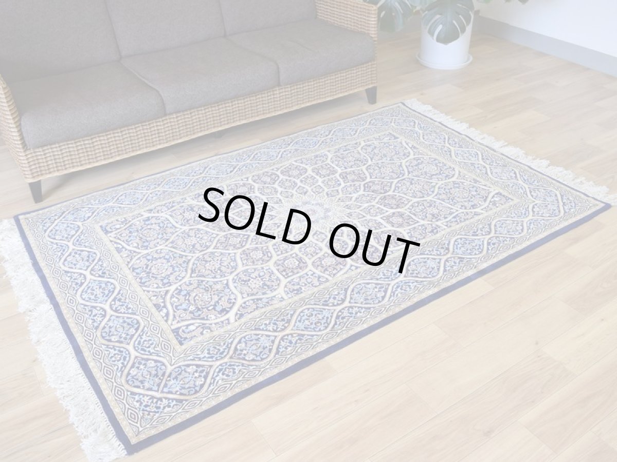 画像4: 新品 ペルシャ 絨毯 イスファハン 産 ダーバリ 工房  No.587S - 196 x 128 cm 縦2m 横1.3m 2.6㎡ 〜3帖程度 リビング ダイニング 2-3人掛けソファ サイズ 天然 コルクウール シルク 手織り ラグ 敷物 カーペット ゴンバッド ゴンバット メダリオン ネイビー 紺 ゴールド 金 n-587s-196128h07020762 (4)