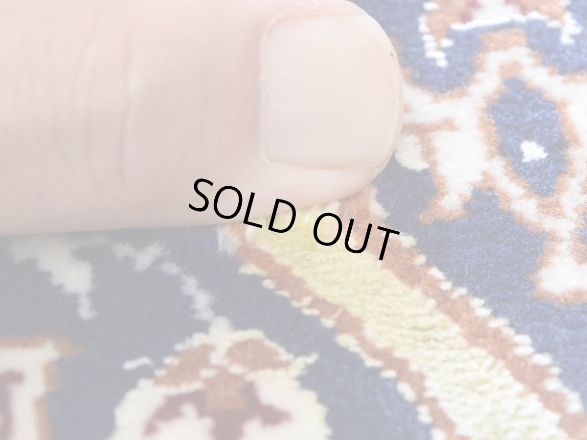 画像13: 新品 ペルシャ 絨毯 イスファハン 産 ダーバリ 工房  No.587S - 196 x 128 cm 縦2m 横1.3m 2.6㎡ 〜3帖程度 リビング ダイニング 2-3人掛けソファ サイズ 天然 コルクウール シルク 手織り ラグ 敷物 カーペット ゴンバッド ゴンバット メダリオン ネイビー 紺 ゴールド 金 n-587s-196128h07020762 (13)