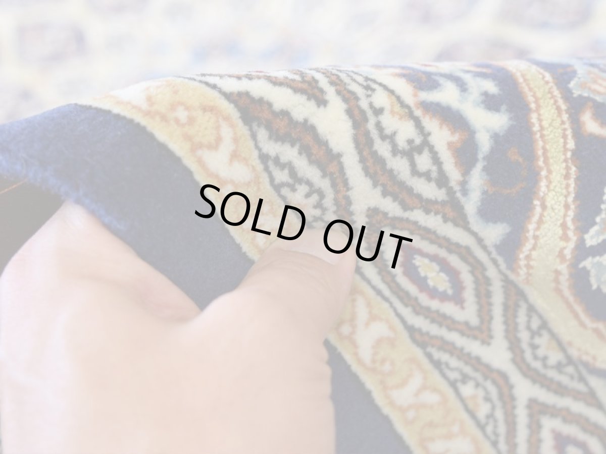 画像14: 新品 ペルシャ 絨毯 イスファハン 産 ダーバリ 工房  No.587S - 196 x 128 cm 縦2m 横1.3m 2.6㎡ 〜3帖程度 リビング ダイニング 2-3人掛けソファ サイズ 天然 コルクウール シルク 手織り ラグ 敷物 カーペット ゴンバッド ゴンバット メダリオン ネイビー 紺 ゴールド 金 n-587s-196128h07020762 (14)