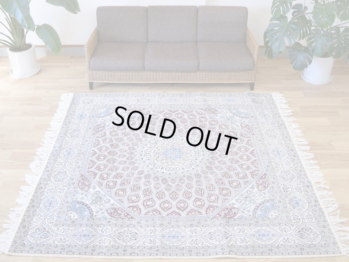画像2: 新品 ペルシャ 絨毯 ナイン 産 6la シシラー  210 x 204 cm No.588S 縦2m 横2m 4㎡ 〜4.5帖程度 正方形 スクエアタイプ リビング ダイニング 2-3人掛けソファ サイズ ウール シルク 手織り ラグ 敷物 カーペット ゴンバッド ゴンバット メダリオン ホワイト 白系 赤 レッド エンジ系 n-588s-210204sh9322113 (2)
