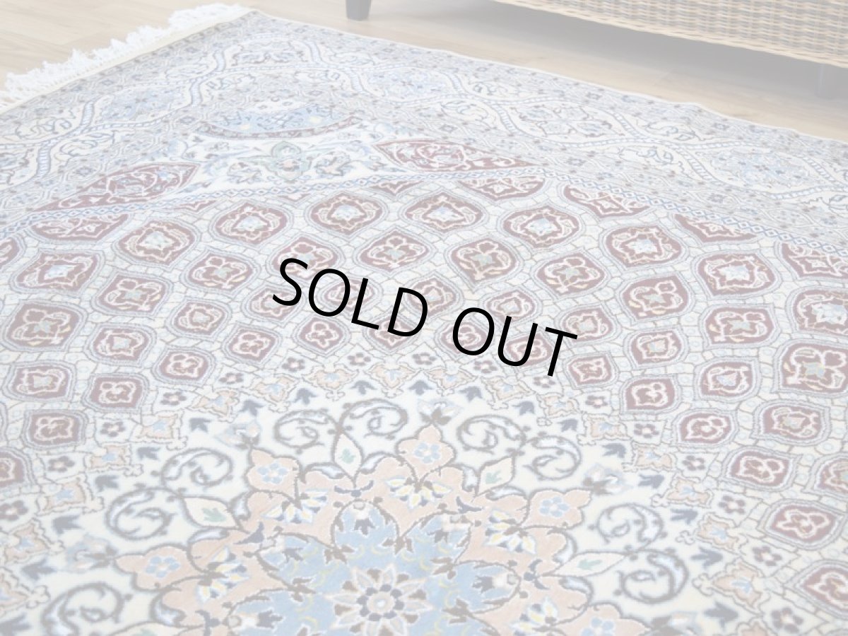 画像9: 新品 ペルシャ 絨毯 ナイン 産 6la シシラー  210 x 204 cm No.588S 縦2m 横2m 4㎡ 〜4.5帖程度 正方形 スクエアタイプ リビング ダイニング 2-3人掛けソファ サイズ ウール シルク 手織り ラグ 敷物 カーペット ゴンバッド ゴンバット メダリオン ホワイト 白系 赤 レッド エンジ系 n-588s-210204sh9322113 (9)