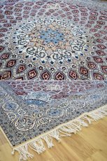 画像8: 新品 ペルシャ 絨毯 ナイン 産 6la シシラー  210 x 204 cm No.588S 縦2m 横2m 4㎡ 〜4.5帖程度 正方形 スクエアタイプ リビング ダイニング 2-3人掛けソファ サイズ ウール シルク 手織り ラグ 敷物 カーペット ゴンバッド ゴンバット メダリオン ホワイト 白系 赤 レッド エンジ系 n-588s-210204sh9322113 (8)