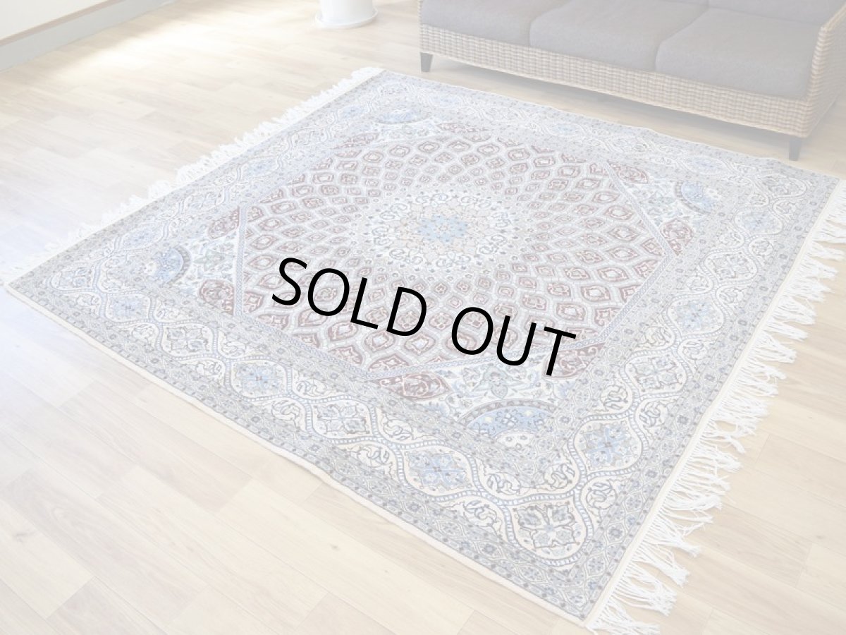 画像3: 新品 ペルシャ 絨毯 ナイン 産 6la シシラー  210 x 204 cm No.588S 縦2m 横2m 4㎡ 〜4.5帖程度 正方形 スクエアタイプ リビング ダイニング 2-3人掛けソファ サイズ ウール シルク 手織り ラグ 敷物 カーペット ゴンバッド ゴンバット メダリオン ホワイト 白系 赤 レッド エンジ系 n-588s-210204sh9322113 (3)