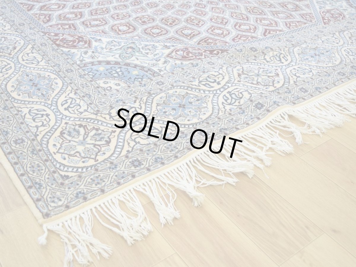 画像11: 新品 ペルシャ 絨毯 ナイン 産 6la シシラー  210 x 204 cm No.588S 縦2m 横2m 4㎡ 〜4.5帖程度 正方形 スクエアタイプ リビング ダイニング 2-3人掛けソファ サイズ ウール シルク 手織り ラグ 敷物 カーペット ゴンバッド ゴンバット メダリオン ホワイト 白系 赤 レッド エンジ系 n-588s-210204sh9322113 (11)