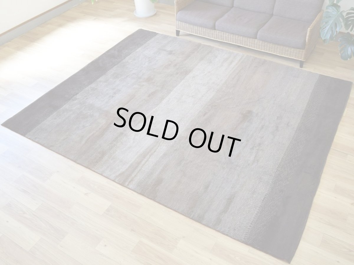 画像2: 新品 ペルシャ ギャッベ 縦3m 横2.5m 7㎡ 〜8帖程度 リビング ダイニング 3人掛けソファ コーナーソファサイズ 291 × 236 cm No.1436 肉厚 ウール ギャベ 手織り ハンドメイド ラグ 絨毯 カーペット ベージュ ブラウン グレー ブラック グラデーション ボーダー リビングダイニングルームやベッドサイドに n-1436-291236s014435 (2)