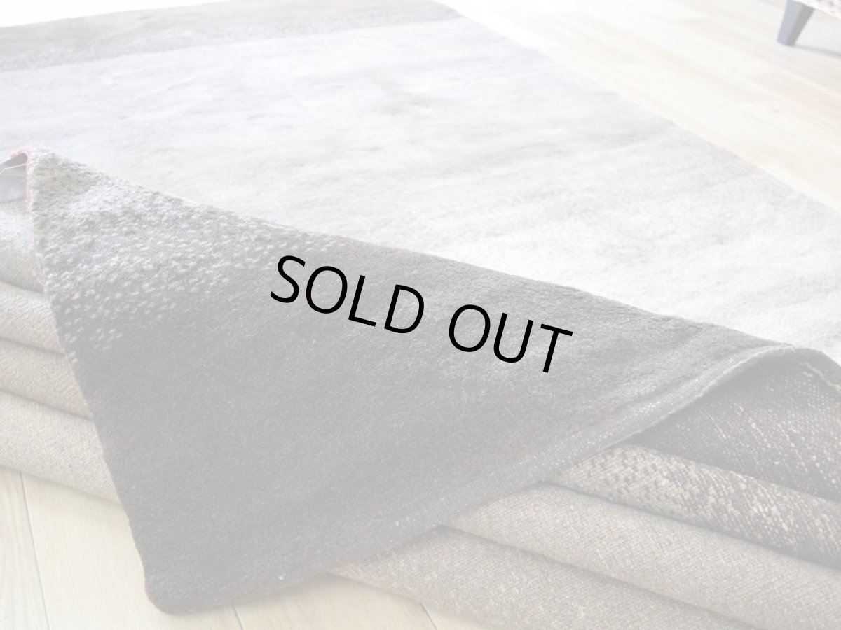 画像12: 新品 ペルシャ ギャッベ 縦3m 横2.5m 7㎡ 〜8帖程度 リビング ダイニング 3人掛けソファ コーナーソファサイズ 291 × 236 cm No.1436 肉厚 ウール ギャベ 手織り ハンドメイド ラグ 絨毯 カーペット ベージュ ブラウン グレー ブラック グラデーション ボーダー リビングダイニングルームやベッドサイドに n-1436-291236s014435 (12)