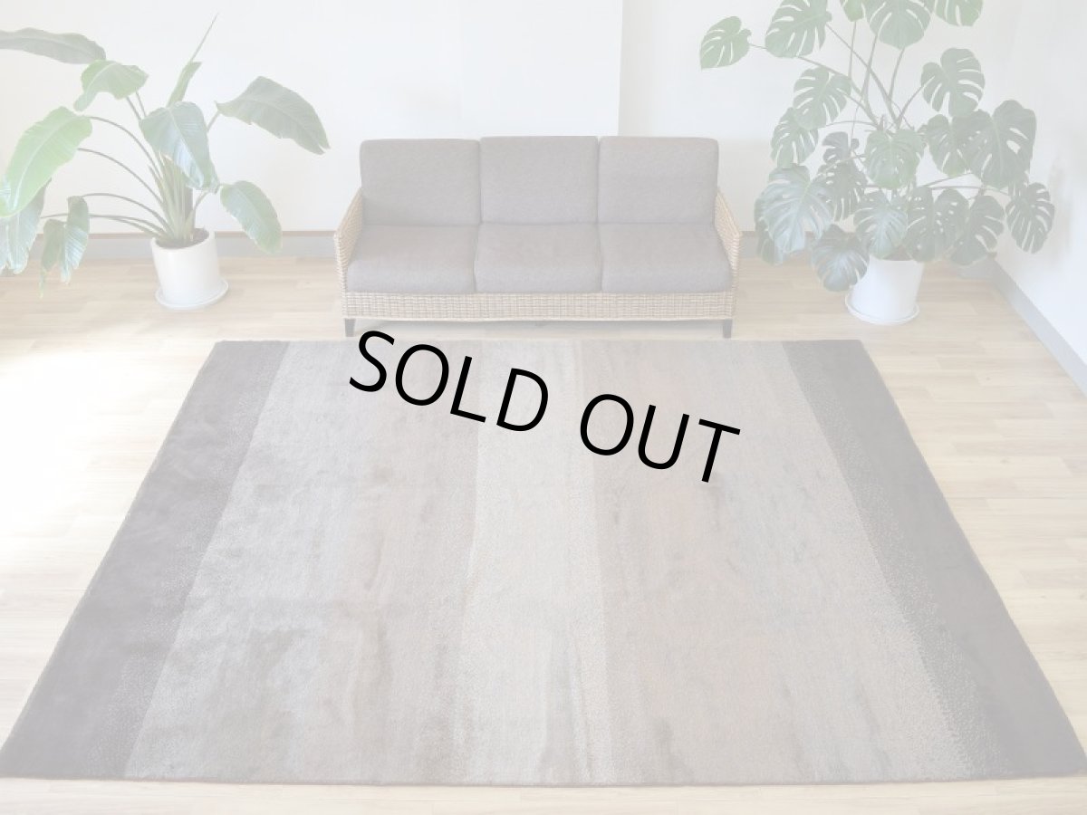画像1: 新品 ペルシャ ギャッベ 縦3m 横2.5m 7㎡ 〜8帖程度 リビング ダイニング 3人掛けソファ コーナーソファサイズ 291 × 236 cm No.1436 肉厚 ウール ギャベ 手織り ハンドメイド ラグ 絨毯 カーペット ベージュ ブラウン グレー ブラック グラデーション ボーダー リビングダイニングルームやベッドサイドに n-1436-291236s014435 (1)