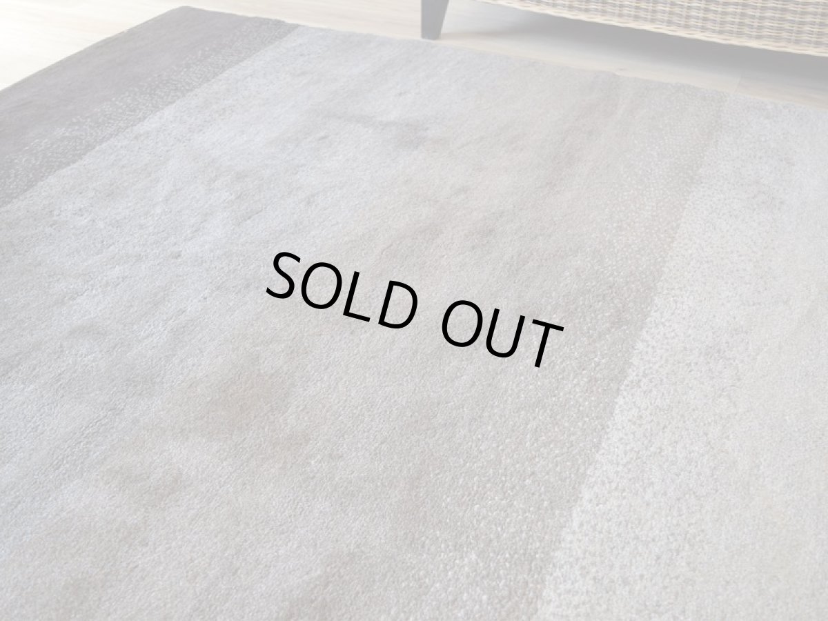 画像8: 新品 ペルシャ ギャッベ 縦3m 横2.5m 7㎡ 〜8帖程度 リビング ダイニング 3人掛けソファ コーナーソファサイズ 291 × 236 cm No.1436 肉厚 ウール ギャベ 手織り ハンドメイド ラグ 絨毯 カーペット ベージュ ブラウン グレー ブラック グラデーション ボーダー リビングダイニングルームやベッドサイドに n-1436-291236s014435 (8)