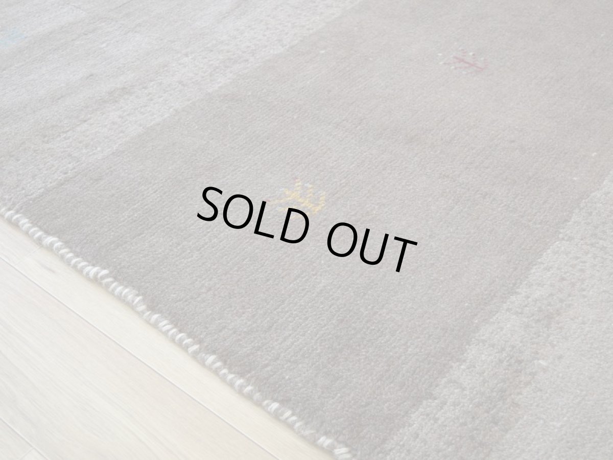 画像10: 新品 ペルシャ ギャッベ  No.1455 - 285 × 210 cm 縦3m 横2m 6㎡ 〜6帖程度 リビング ダイニング 3人掛けソファ コーナーソファサイズ 天然 肉厚 ウール ギャベ 手織り タクトバフト ハンドメイド ラグ 絨毯 カーペット ベージュ ブラウン グレー 原毛系 グラデーション ボーダー 生命の樹 動物 ヤギ 羊 鹿 柄 リビングダイニングルームやベッドサイドに n-1455-285210s063074 (10)