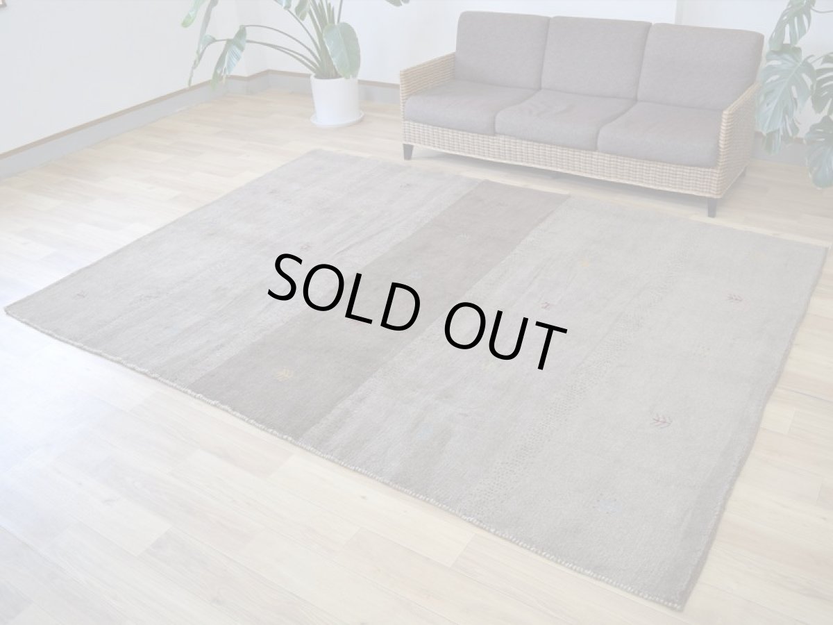画像2: 新品 ペルシャ ギャッベ  No.1455 - 285 × 210 cm 縦3m 横2m 6㎡ 〜6帖程度 リビング ダイニング 3人掛けソファ コーナーソファサイズ 天然 肉厚 ウール ギャベ 手織り タクトバフト ハンドメイド ラグ 絨毯 カーペット ベージュ ブラウン グレー 原毛系 グラデーション ボーダー 生命の樹 動物 ヤギ 羊 鹿 柄 リビングダイニングルームやベッドサイドに n-1455-285210s063074 (2)