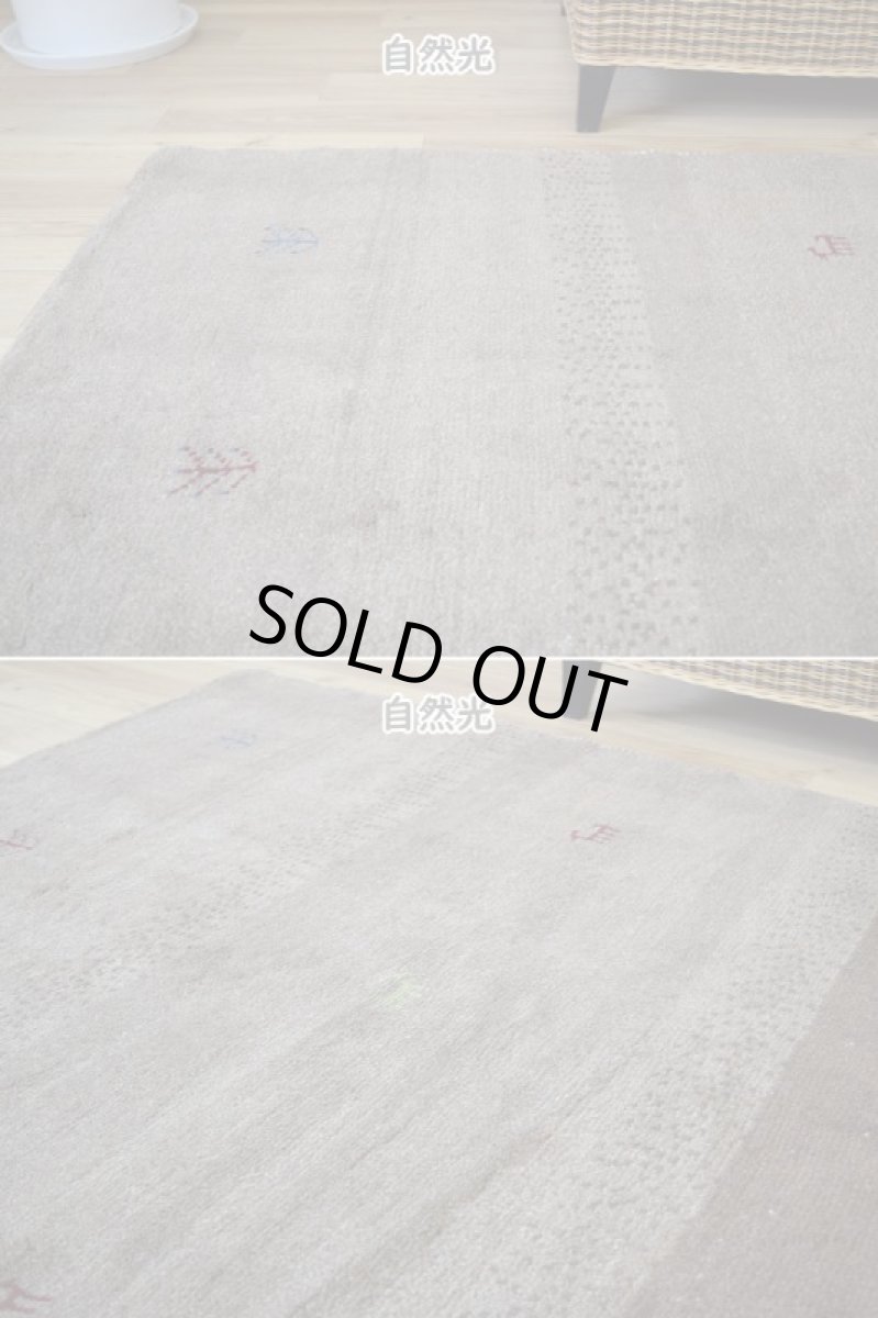 画像5: 新品 ペルシャ ギャッベ  No.1455 - 285 × 210 cm 縦3m 横2m 6㎡ 〜6帖程度 リビング ダイニング 3人掛けソファ コーナーソファサイズ 天然 肉厚 ウール ギャベ 手織り タクトバフト ハンドメイド ラグ 絨毯 カーペット ベージュ ブラウン グレー 原毛系 グラデーション ボーダー 生命の樹 動物 ヤギ 羊 鹿 柄 リビングダイニングルームやベッドサイドに n-1455-285210s063074 (5)