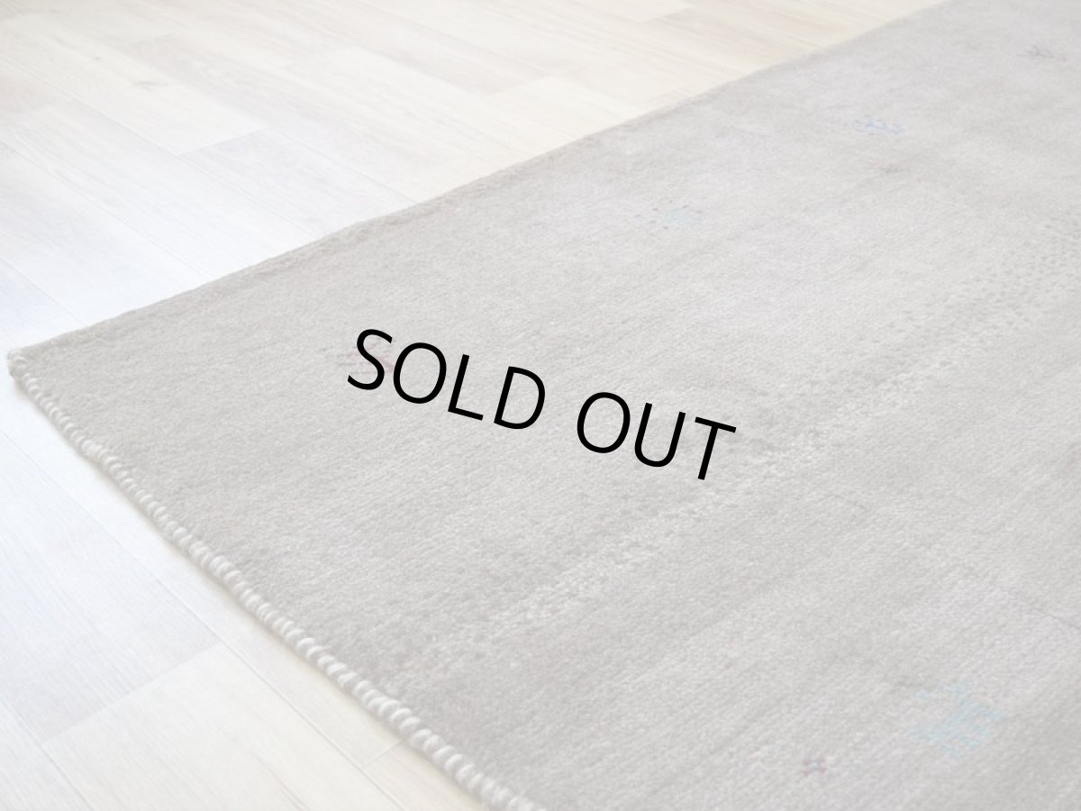 画像9: 新品 ペルシャ ギャッベ  No.1455 - 285 × 210 cm 縦3m 横2m 6㎡ 〜6帖程度 リビング ダイニング 3人掛けソファ コーナーソファサイズ 天然 肉厚 ウール ギャベ 手織り タクトバフト ハンドメイド ラグ 絨毯 カーペット ベージュ ブラウン グレー 原毛系 グラデーション ボーダー 生命の樹 動物 ヤギ 羊 鹿 柄 リビングダイニングルームやベッドサイドに n-1455-285210s063074 (9)