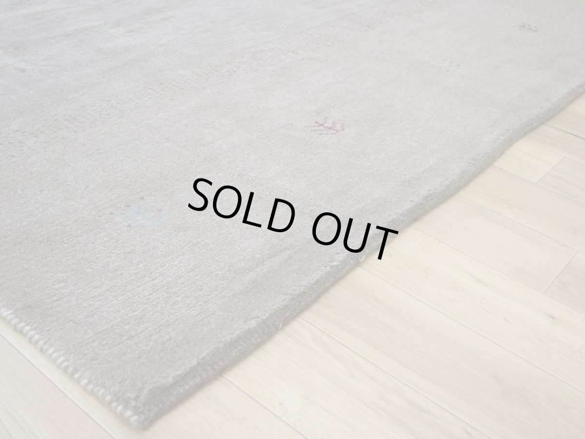 画像11: 新品 ペルシャ ギャッベ  No.1455 - 285 × 210 cm 縦3m 横2m 6㎡ 〜6帖程度 リビング ダイニング 3人掛けソファ コーナーソファサイズ 天然 肉厚 ウール ギャベ 手織り タクトバフト ハンドメイド ラグ 絨毯 カーペット ベージュ ブラウン グレー 原毛系 グラデーション ボーダー 生命の樹 動物 ヤギ 羊 鹿 柄 リビングダイニングルームやベッドサイドに n-1455-285210s063074 (11)