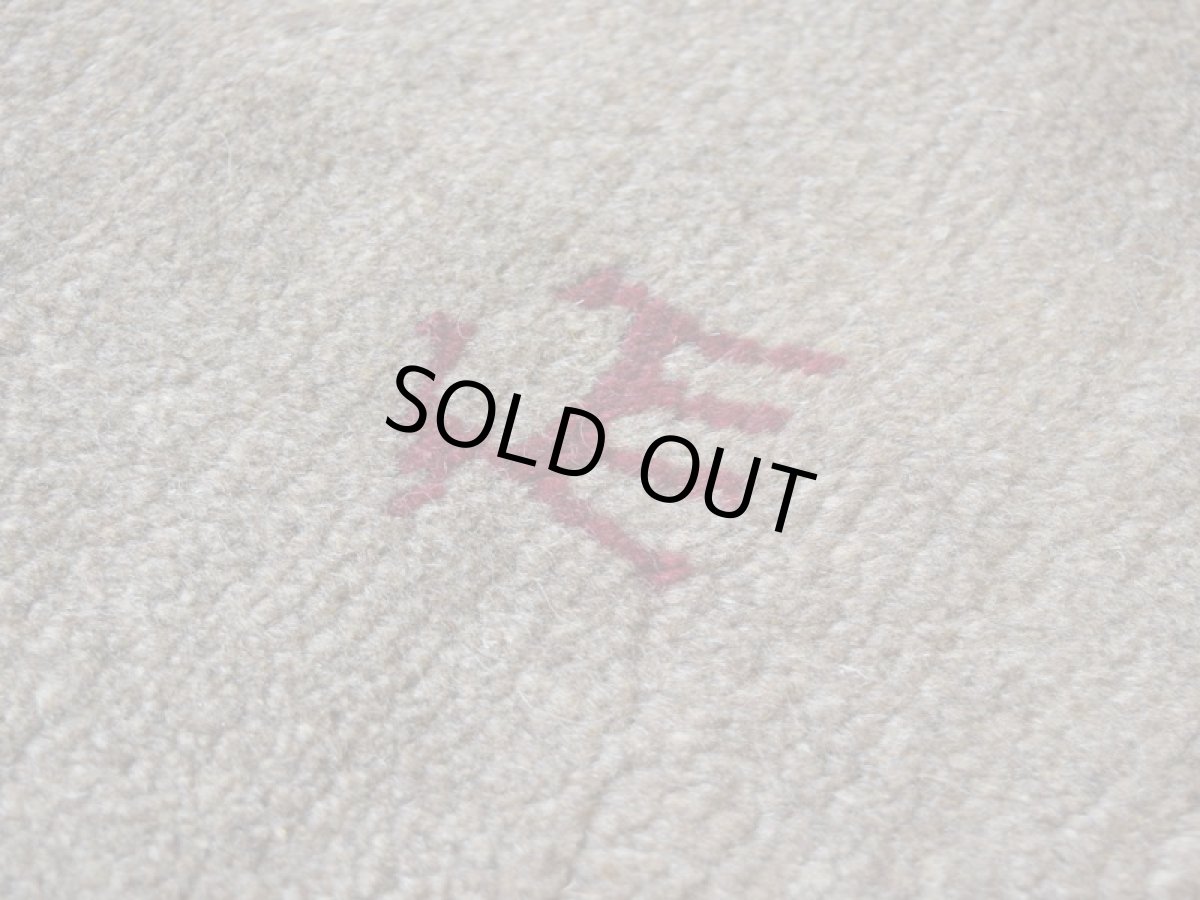 画像12: 新品 ペルシャ ギャッベ  No.1455 - 285 × 210 cm 縦3m 横2m 6㎡ 〜6帖程度 リビング ダイニング 3人掛けソファ コーナーソファサイズ 天然 肉厚 ウール ギャベ 手織り タクトバフト ハンドメイド ラグ 絨毯 カーペット ベージュ ブラウン グレー 原毛系 グラデーション ボーダー 生命の樹 動物 ヤギ 羊 鹿 柄 リビングダイニングルームやベッドサイドに n-1455-285210s063074 (12)