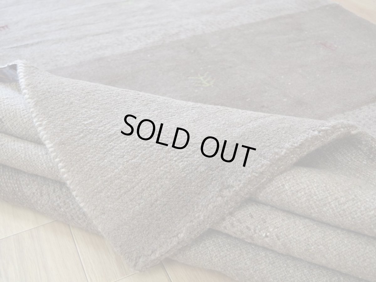 画像15: 新品 ペルシャ ギャッベ  No.1455 - 285 × 210 cm 縦3m 横2m 6㎡ 〜6帖程度 リビング ダイニング 3人掛けソファ コーナーソファサイズ 天然 肉厚 ウール ギャベ 手織り タクトバフト ハンドメイド ラグ 絨毯 カーペット ベージュ ブラウン グレー 原毛系 グラデーション ボーダー 生命の樹 動物 ヤギ 羊 鹿 柄 リビングダイニングルームやベッドサイドに n-1455-285210s063074 (15)